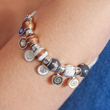 Lade das Bild in den Galerie-Viewer, Charm F161.Kompass mit Strandsand