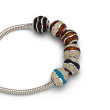 Lade das Bild in den Galerie-Viewer, Anhänger P3824 "Bead Strandwellen" mit Strandsand und blauem Steinsand